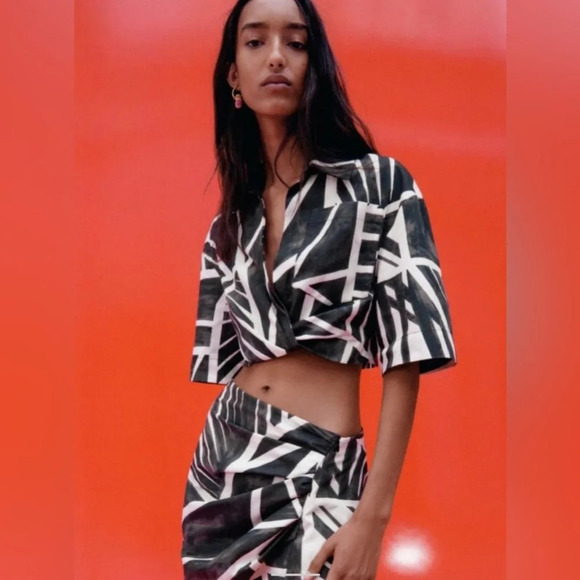 ZARA PRINTED CROPPED SHIRT BLOGGERS FAV BLACK / WHITE S Knot Front Collared - Picture 2 of 16